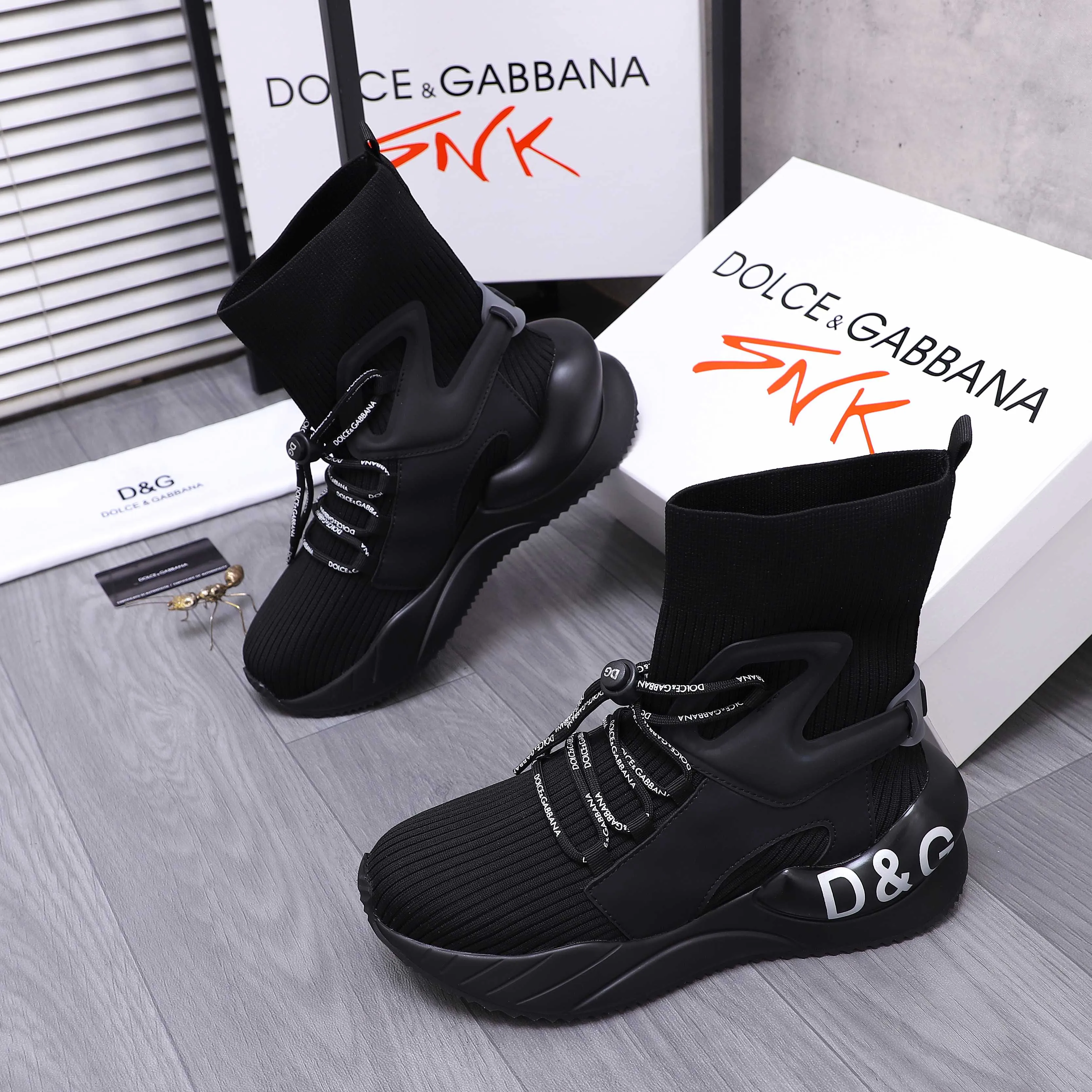 Men's shoes 💰442 Product trademark: DG (Dolce & Gabbana) casual shoes for couples. Regular size: 36-46 (45.46 is custom-made and non-returnable) Product materials: Selected knitted breathable spliced ​​cowhide upper, cowhide insole, original outsole